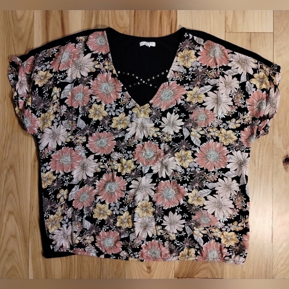 Maurice's v neck floral boxy top